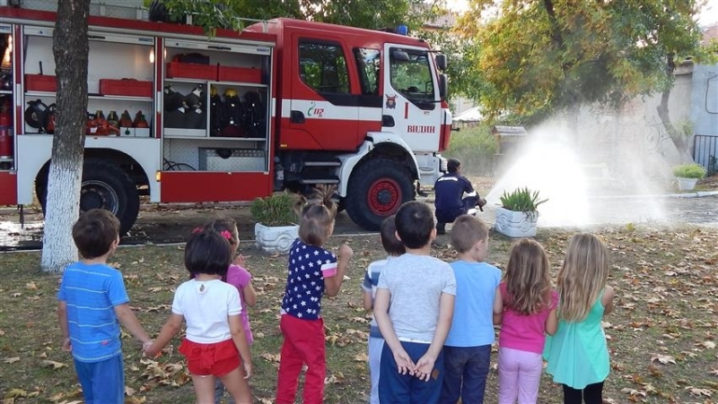 Видински пожарникари раздадоха награди в детска градина