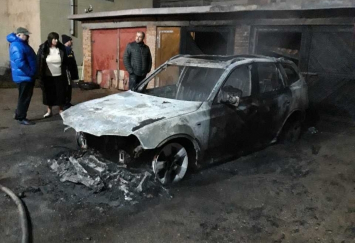 Запалиха две коли в Добрич тази нощ, съобщи нова тв.