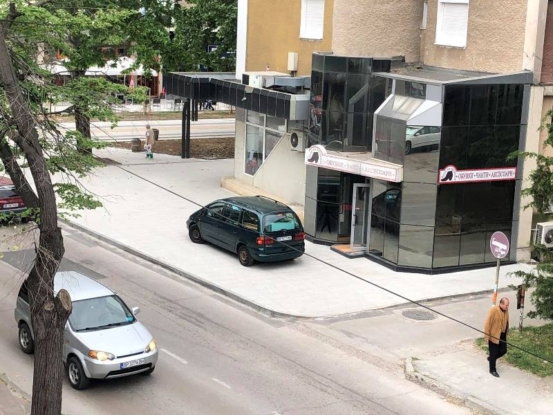 Шофьорка от Враца продължи традицията по безумното паркиране в центъра