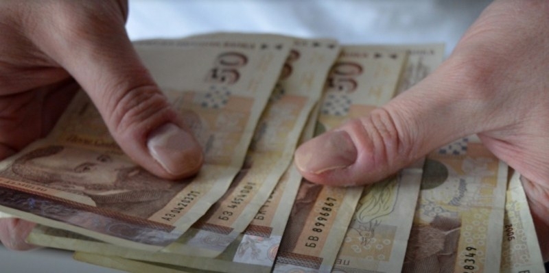 Заплатите на чиновниците ще бъдат замразени и няма да бъдат