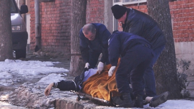 Сигнал за прострелял се в главата мъж е получен около