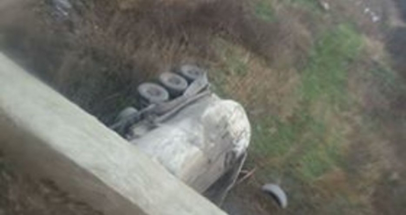 Циментовоз е излетял от моста край Комунари след Дългопол съобщи