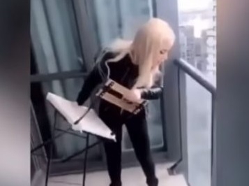 Издирват канадска жителка която решила да метне стол през балкона