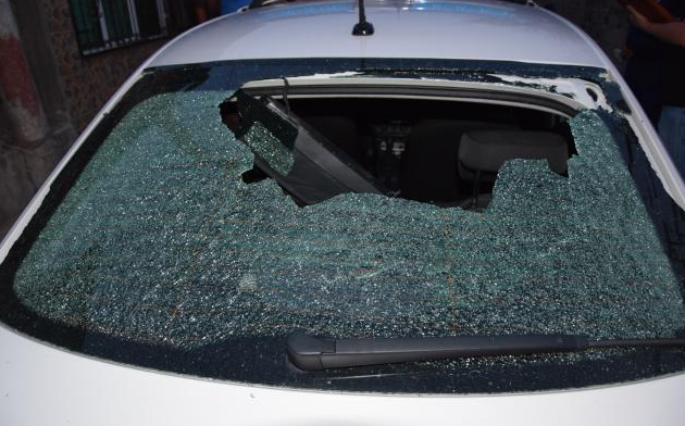 Побеснял мъж от Монтана е хвърлял плочки по полицейска кола