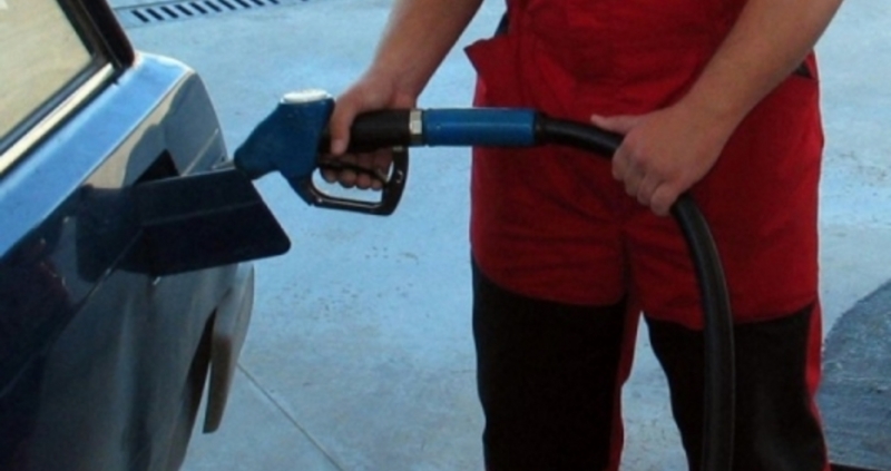 Цената на масовия бензин А 95 стигна 2 15 лева за литър