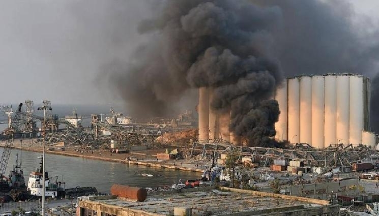 Срути се част от огромен силоз за зърно на пристанището