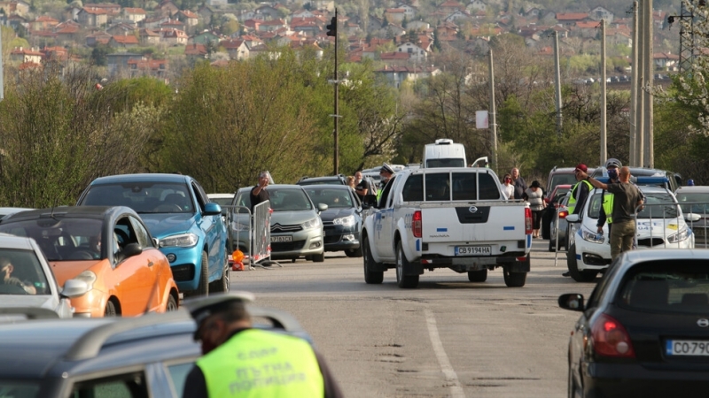 Засилени проверки на входовете и изходите на градовете заради дългия уикенд В петък на изходите на София се образуваха километрични опашки от автомобили Над 40 000 напуснаха столицата а статистиката на МВР показва масово неспазване на правилата От МВР предупреждават че основанието за влизане и излизане от областните градове трябва да е посочено в декларация и да бъде по обективни причини Не се допуска преминаването на хора тръгнали на почивка Ще важат основания като постоянен и настоящ адрес и грижи за възрастен роднина