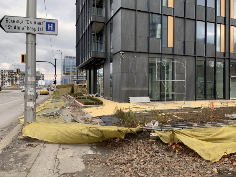 Съборена от вятъра ограда на бул Йерусалим в квартал Младост