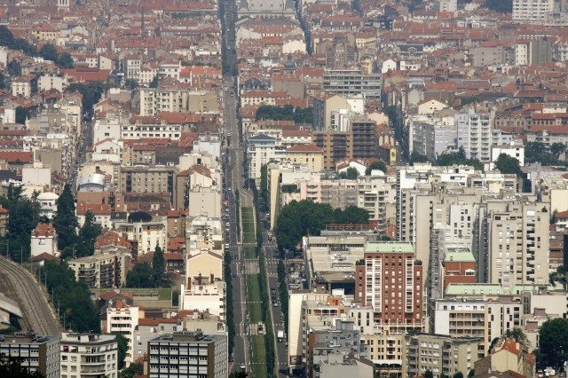 Процентът на пренаселеност на жилищата в България в градските и
