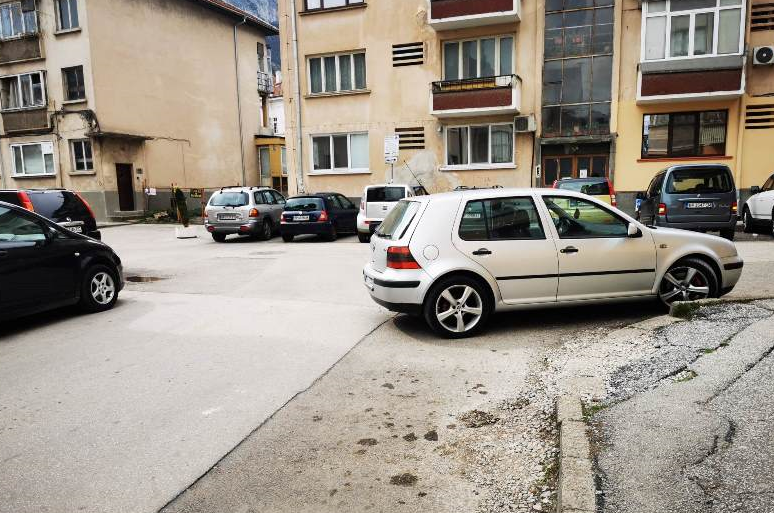 Шофьор с Голф вбеси врачани в центъра на града научи