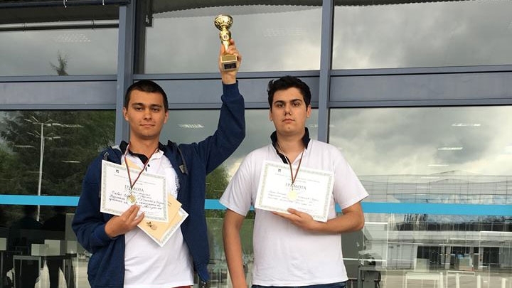 Павел Иванов и Мартин Нанков ученици от ПГ Проф д р