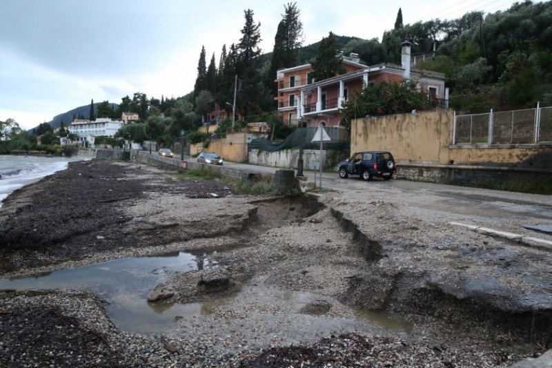 Силни дъждове наводниха гръцкия остров Корфу а се очаква да