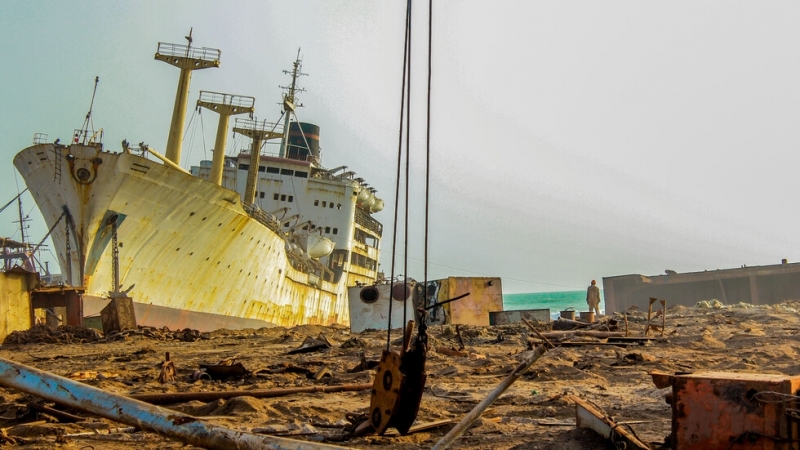 На кораб в корабостроителница в Истанбул е избухнала експлозия съобщава