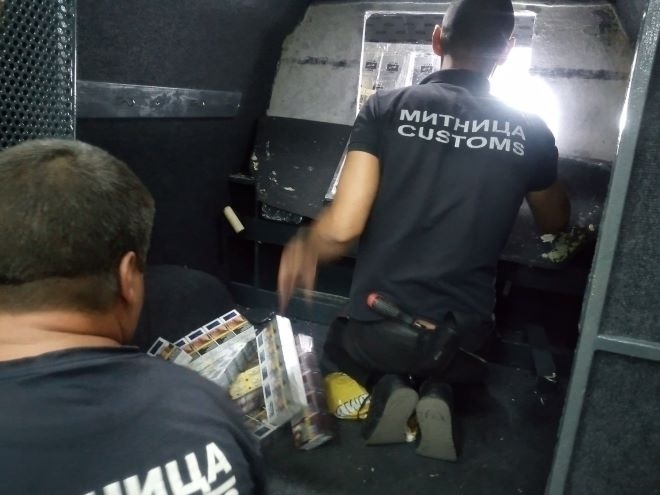 Митничари задържаха над 68 000 къса цигари, скрити в кухини на микробус, на „Дунав мост“ при Видин /снимки/