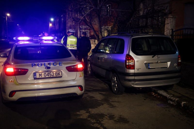 Пиян шофьор удари паркирана кола във Вършец и се прибра