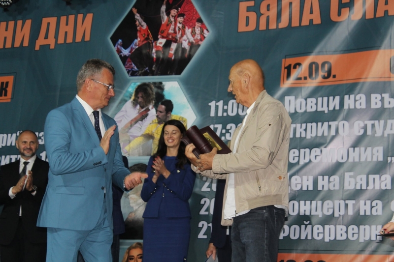 Удостоиха уважаван лекар със званието „Почетен гражданин на Бяла Слатина“ /снимки/