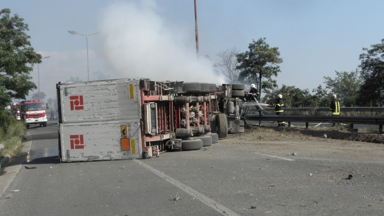 Товарен камион с ремарке пътуващ от Видин към Монтана се