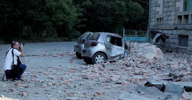 Десетки хора са получили леки наранявания при силното земетресение вчера в