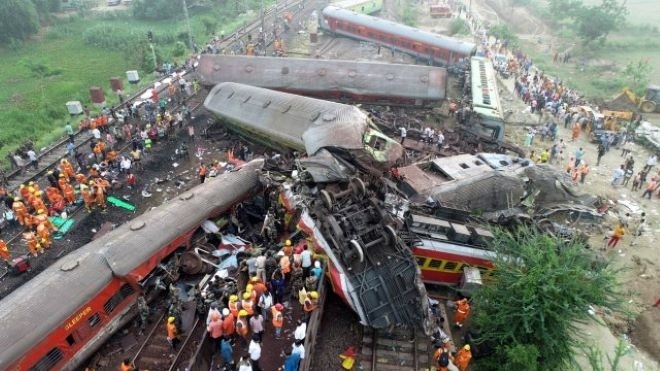 Над 230 загинали при влакова катастрофа в Индия /снимки/