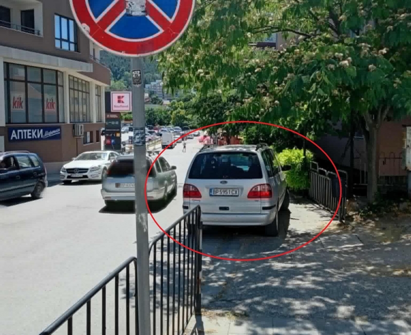 Докога с наглостта? Пореден безумец затапи с автомобила си вход към паркинг на блокове във Враца, отнесе куп псувни /снимки/