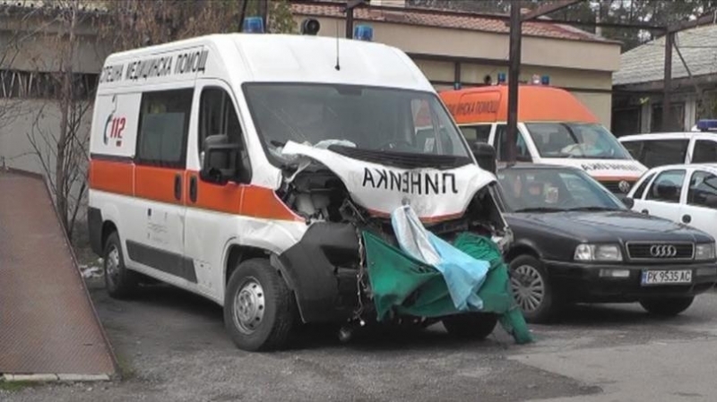 Пиян шофьор е блъснал линейка в Мездра, съобщиха от областната