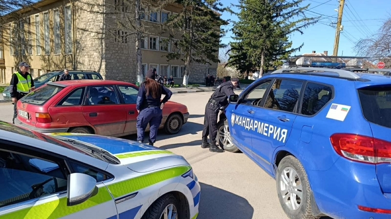 Полиция и жандармерия с мащабна акция във Врачанско, двама са арестувани /снимки/