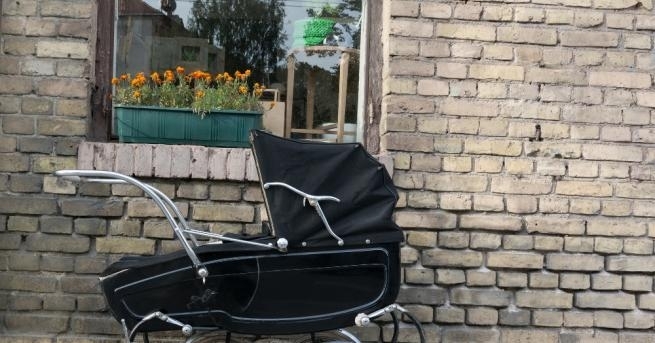 Полицията арестува жена бутаща детска количка с тежък товар от монети