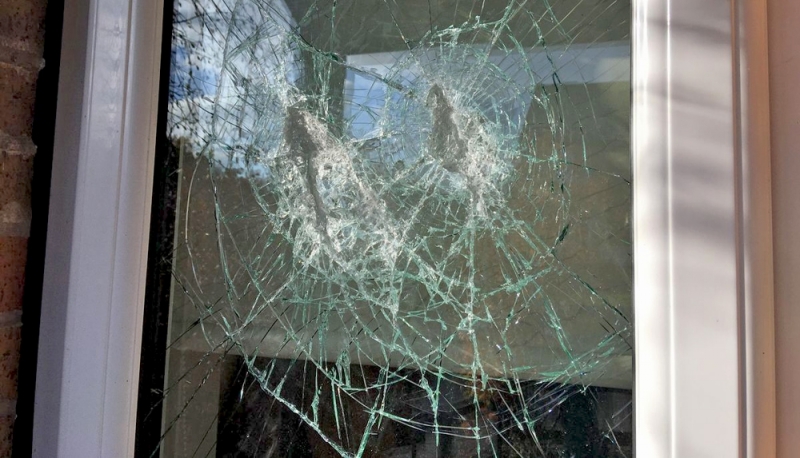 Хванаха хлапации потрошили прозорците на къща в Криводол научи BulNews След