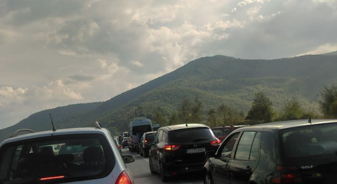 Километрични задръствания са се образували в района на ремонтните дейности