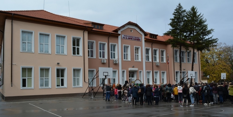 Новата фасада на І во основно училище в Монтана вече е