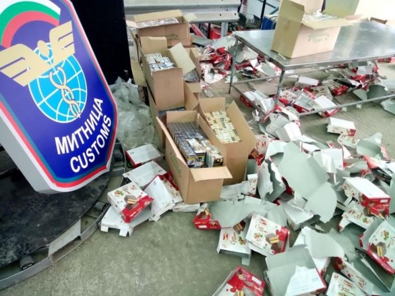 3066 кутии 61 320 къса цигари облепени с български