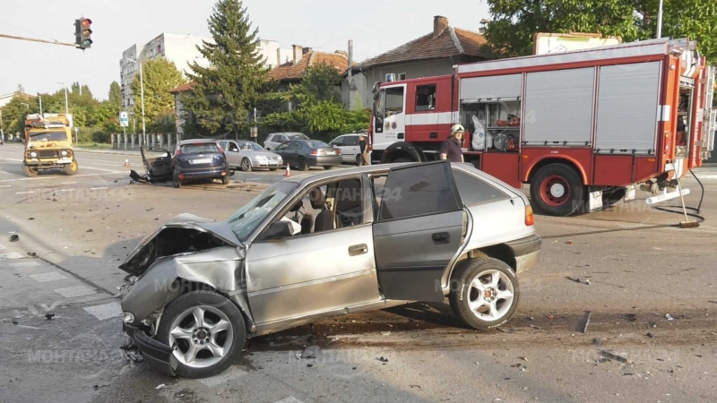 Тежка катастрофа с четирима ранени е станала малко след 17 30
