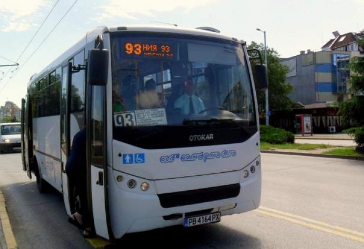 Страшен екшън се е разиграл снощи в градски рейс по