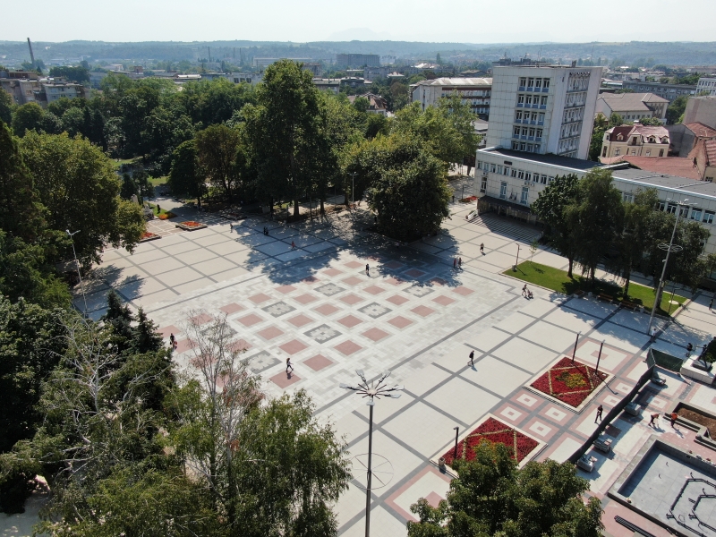 С косене на зелените площи в паркове и покрай булевардите