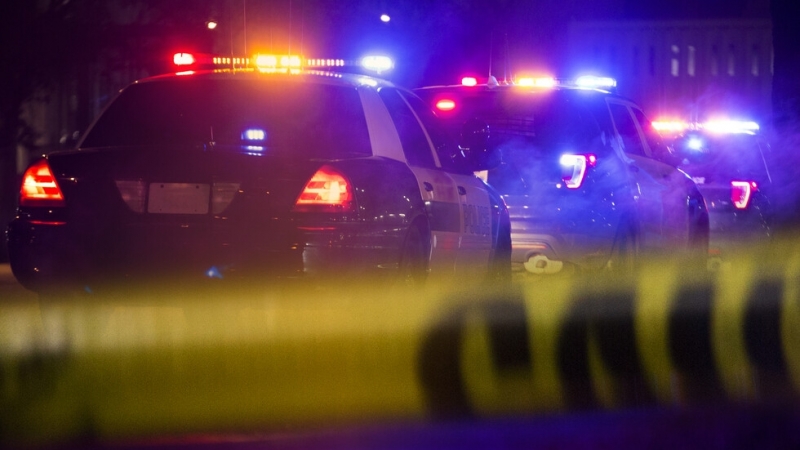 Полицията в американския град Сиракюз издирва нападател прострелял мъж в