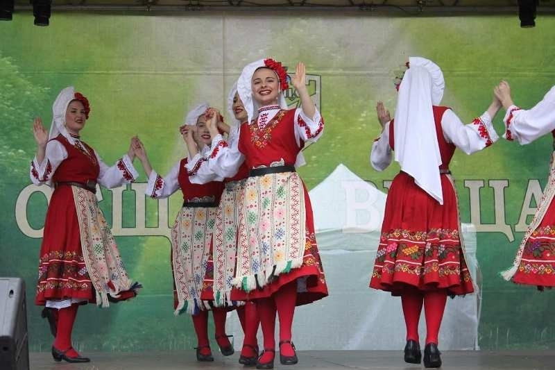 Красотата на българския фолклор оживява на сцената пред Община Враца