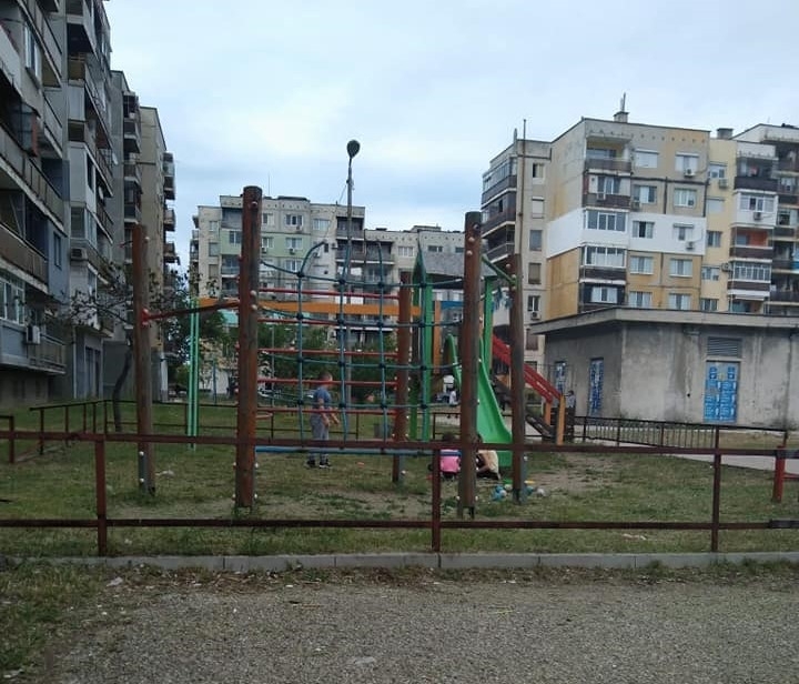 Счупена и мръсна площадка е единствената в цял жилищен комплекс