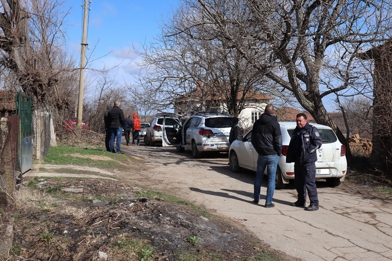 Полиция окупира Черно Поле! Петима са задържани при масови проверки във видинското село /снимки/