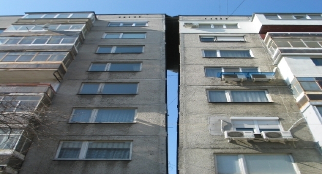 7-етажният блок “Георги Бенковски“ в Русе се е разцепил и