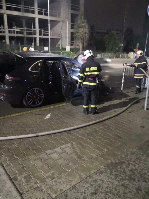 Джип Порше се запали на бул Черни връх под Околовръстното