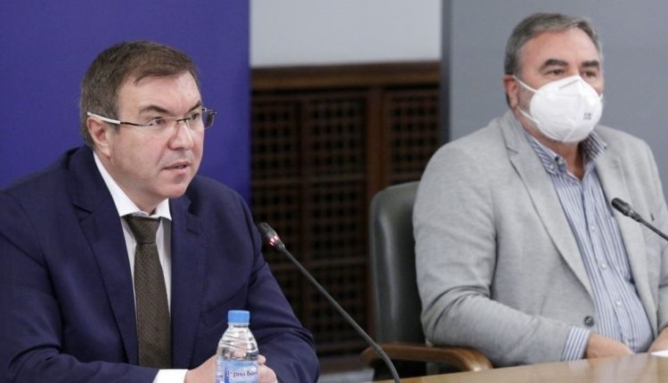 Д-р Тодоров зове: Ето телефоните на министър Ангелов и Кунчев, обадете им се и коментирайте затварянето на държавата