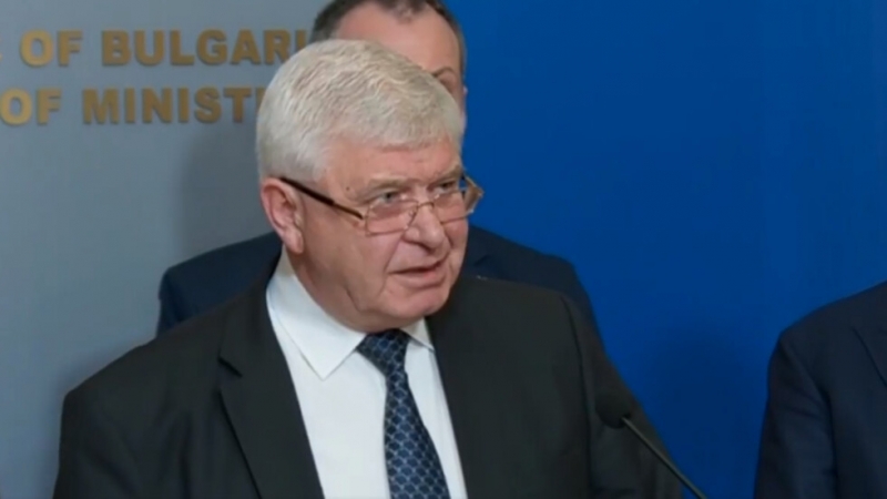 Само хранителни магазини аптеки и дрогерии ще работят в цялата