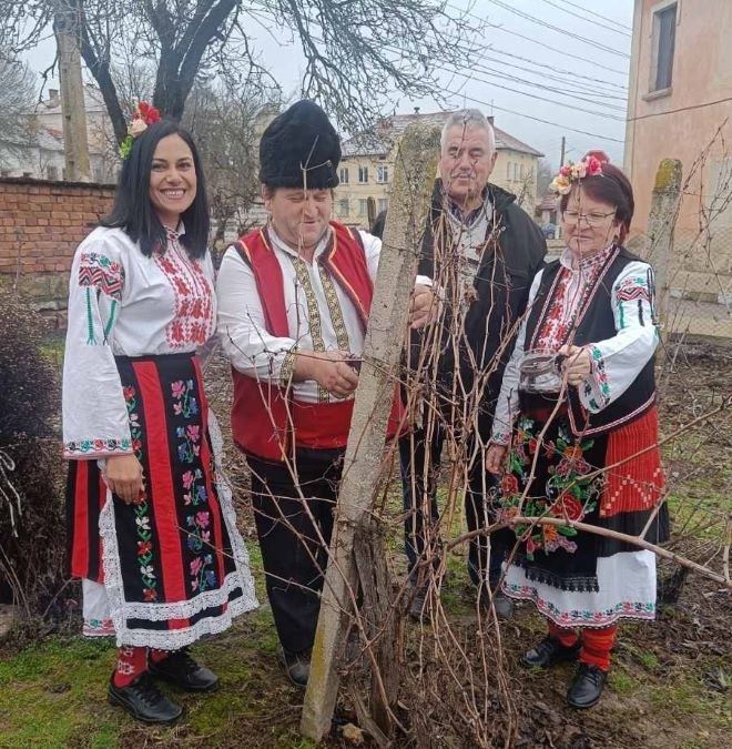 С традиционния ритуал по зарязване на лозята жителите на село