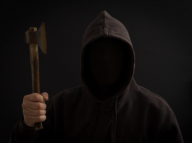 Мъж е изкарал акъла на свой съгражданин като нахлул у