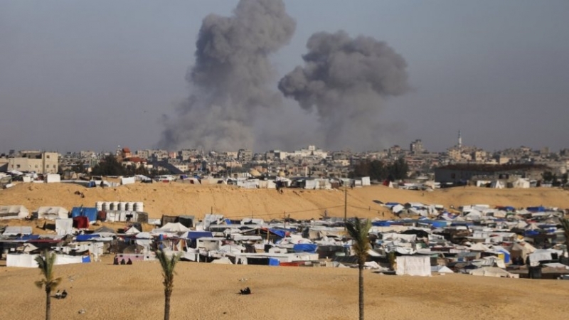 Експлозии и пожар в лагер за разселени край Рафа след