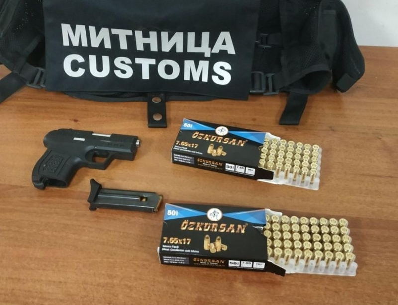 Митническите служители на Лесово откриха пистолет без надписи и сериен
