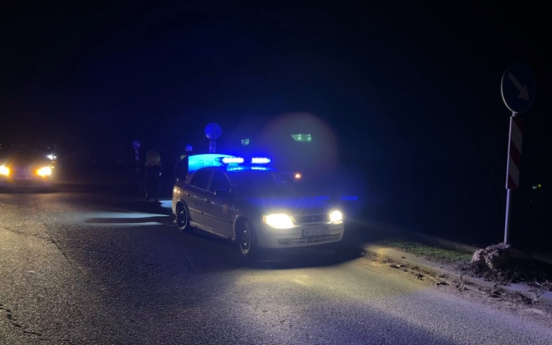 Кола се е врязала в колона камиони превозващи военна техника