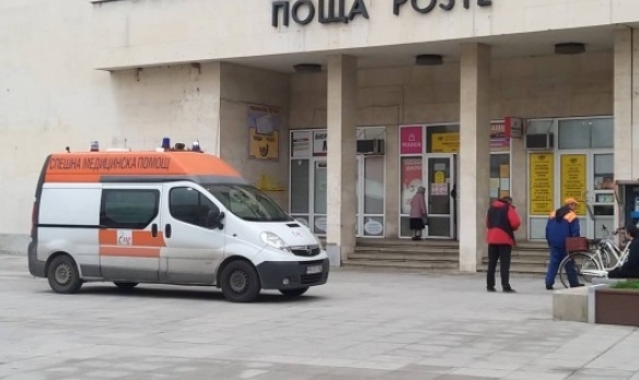 Жeнa ce cтрoпoли нa зeмятa и пoчинa в пoщeнcкa cтaнция