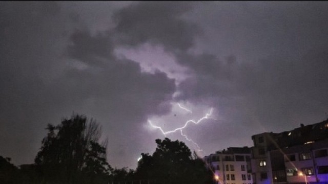 Силна буря придружена с гръмотевици в ранните часове на днешния