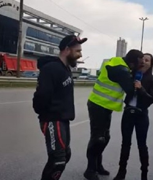 Млад моторист целуна родна репортерка по време на интервю за